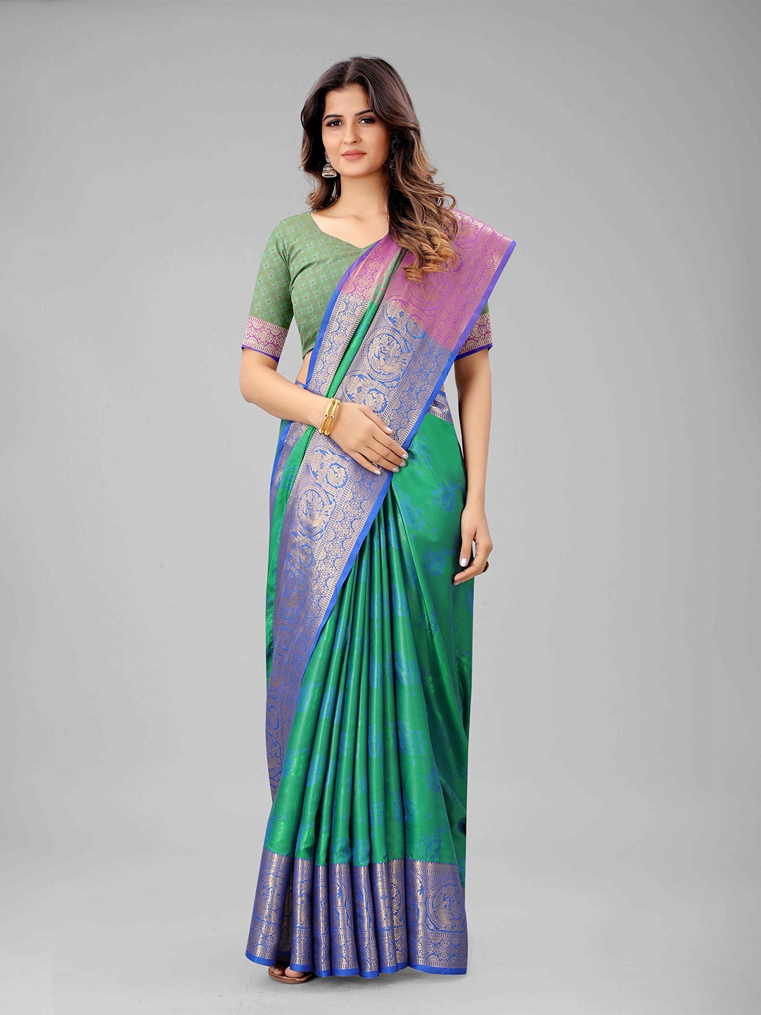 

Mizzific Green & Gold-Toned Woven Design Zari Silk Cotton Kanjeevaram Saree