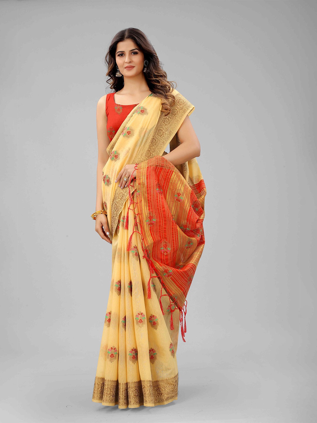 

Mizzific Cream-Coloured & Red Woven Design Zari Pure Cotton Chanderi Saree