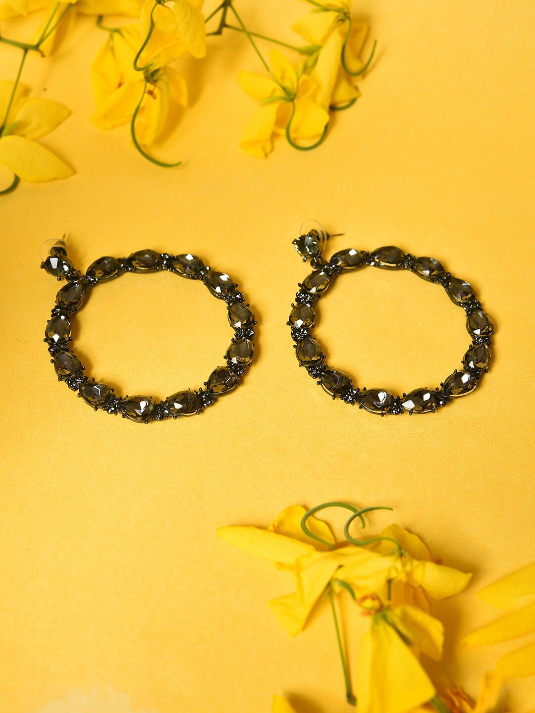 

SOHI Women Black Round Shaped Drop Earrings