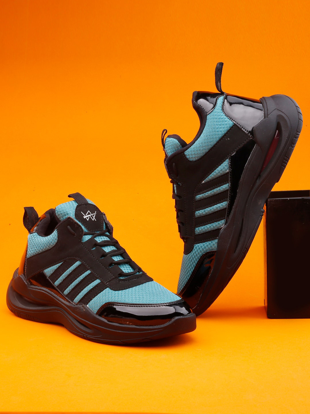 

Woakers Men White Colourblocked Sneakers