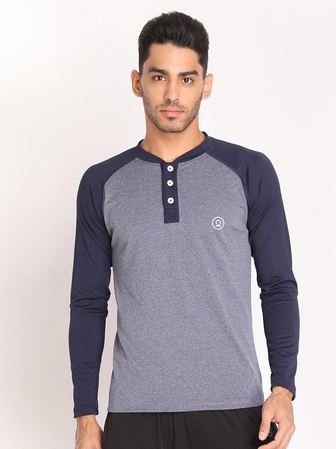 

CHKOKKO Men Blue Henley Neck Applique T-shirt