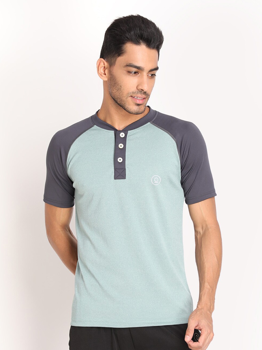 

CHKOKKO Men Green Henley Neck Applique T-shirt