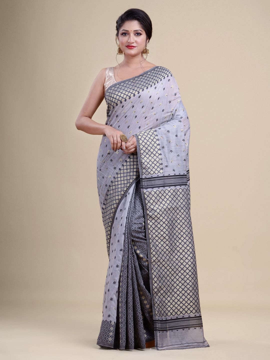 

Laa Calcutta Grey & Black Ethnic Motifs Silk Cotton Jamdani Saree