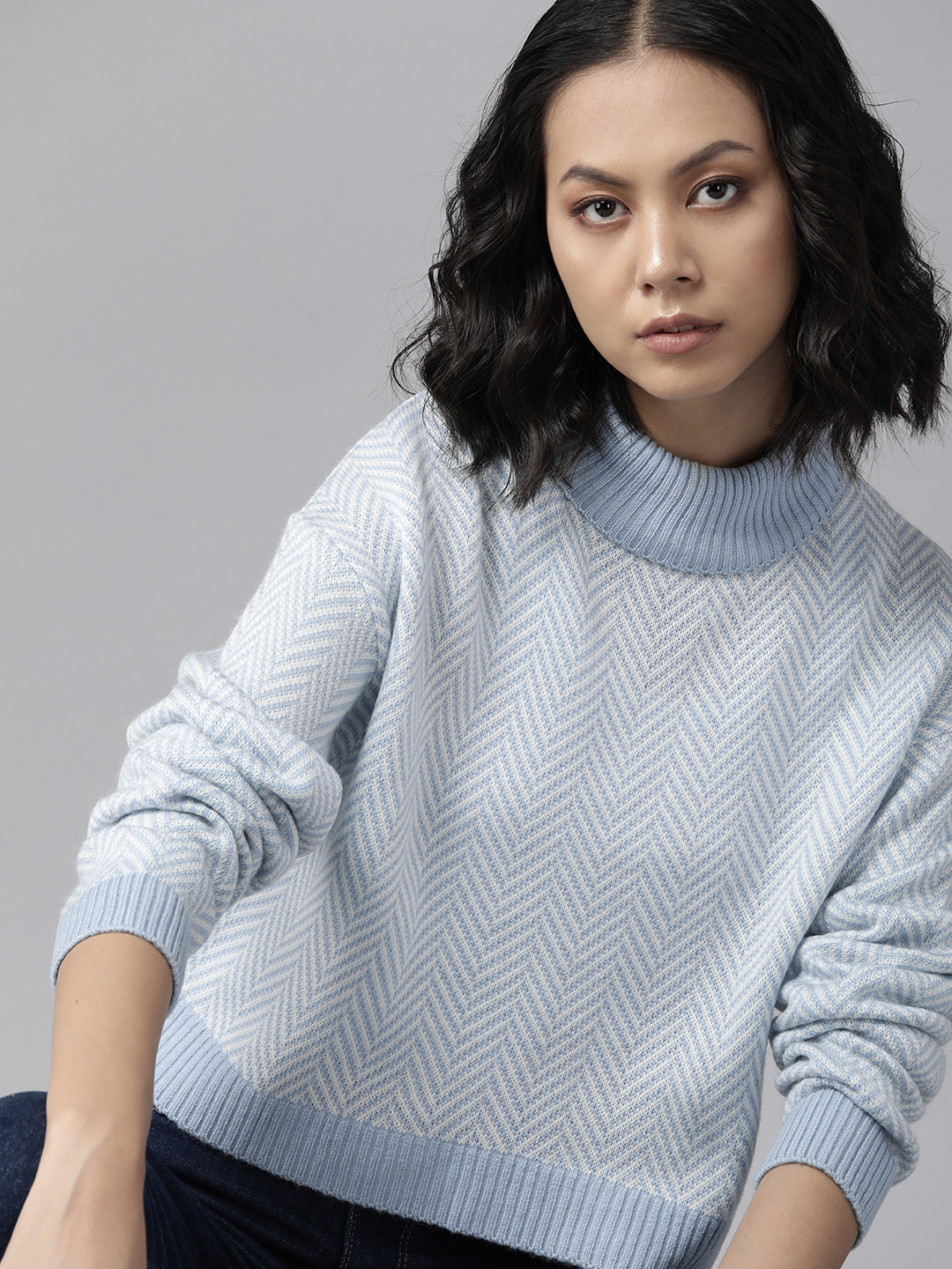 

The Roadster Lifestyle Co. Women Blue & White Chevron Pullover