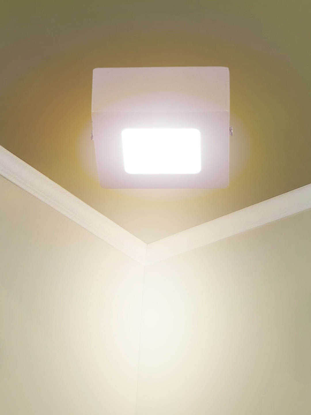 

MFD HOME FURNISHING White Solid Metal Ceiling Lamp