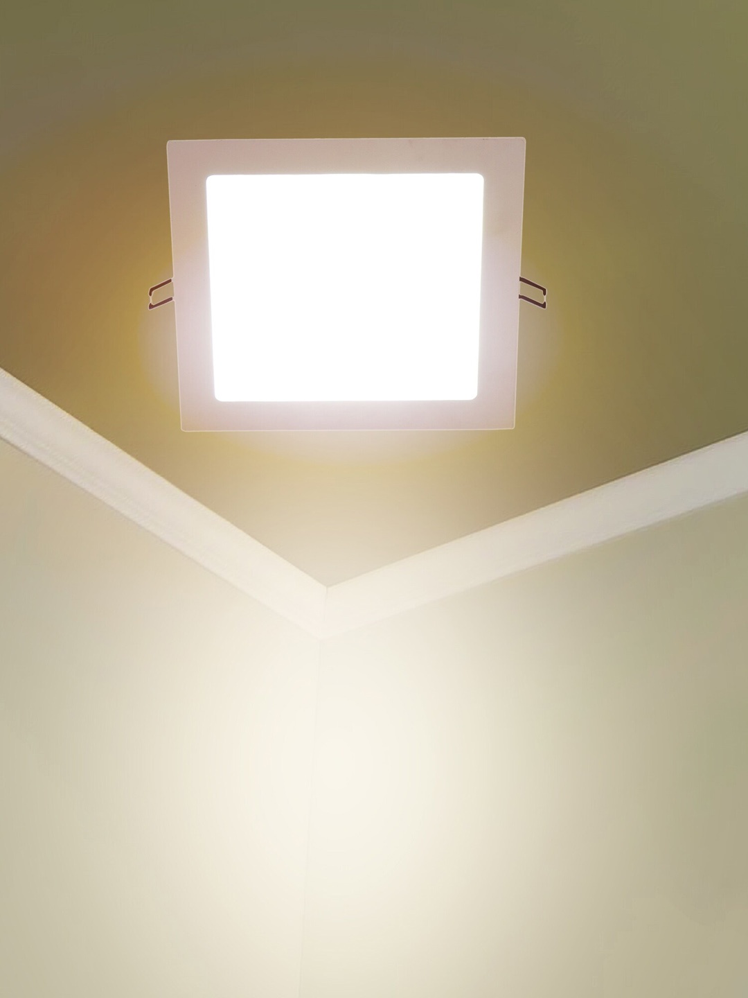 

MFD HOME FURNISHING White Square Ceiling Lamp