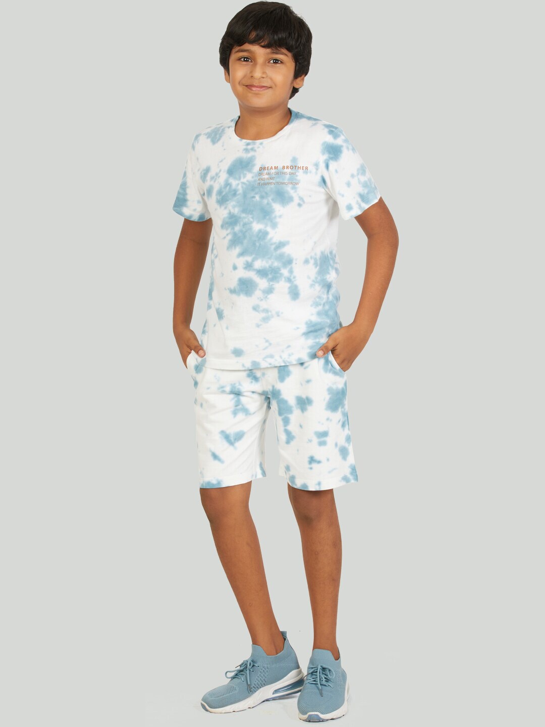 

Zalio Boys White & Blue Printed T-shirt with Shorts