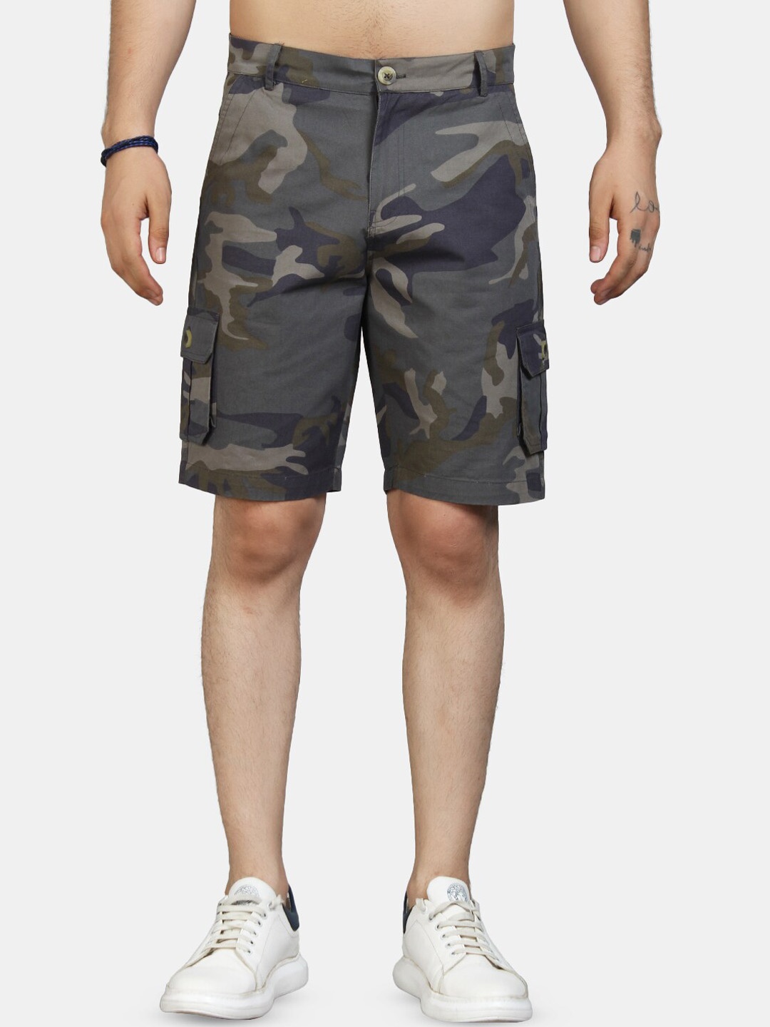 

IX IMPRESSION Men Green Camouflage Printed Cargo Shorts