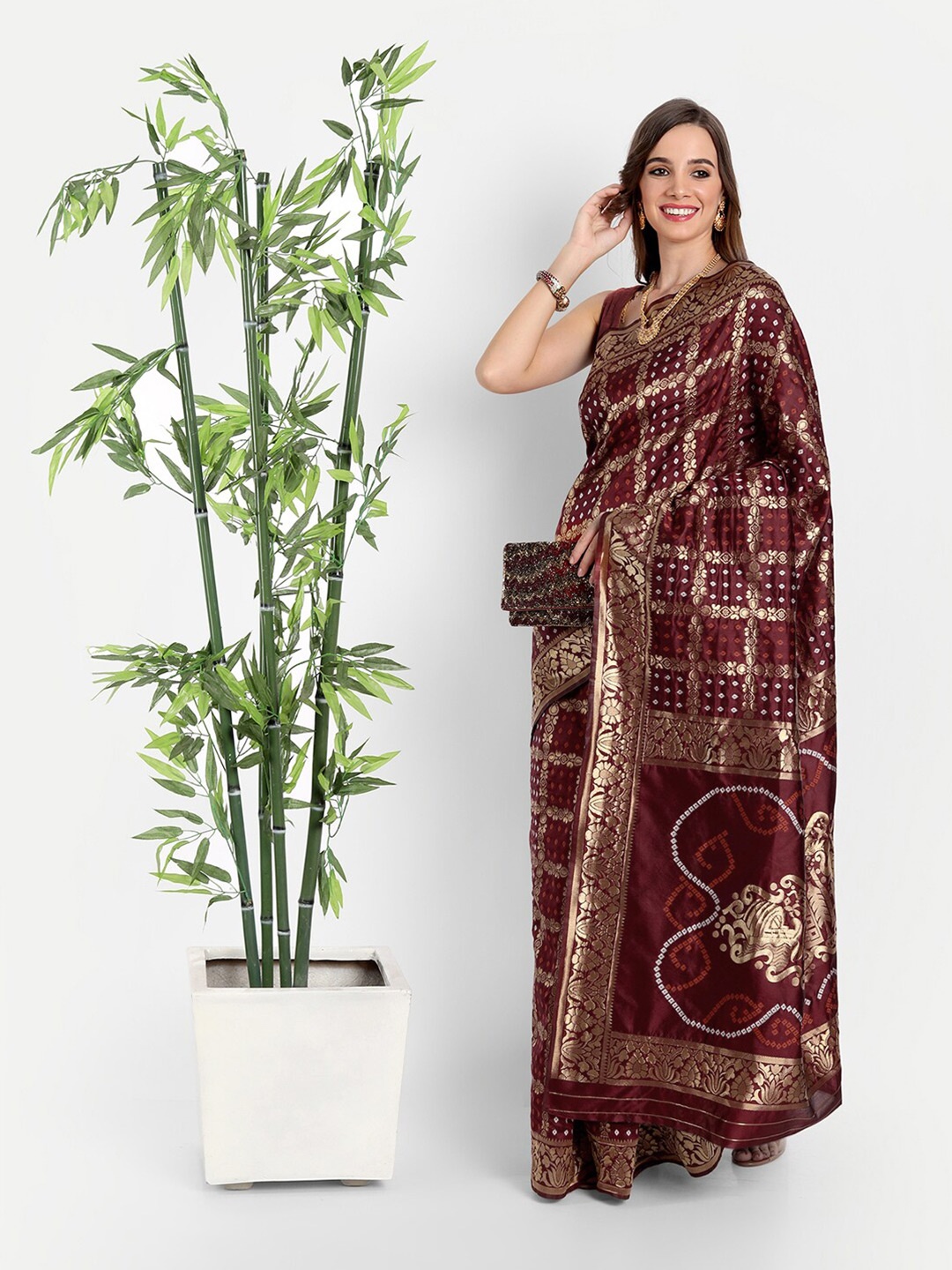 

ASPORA Maroon & Gold-Toned Ethnic Motifs Silk Blend Banarasi Saree