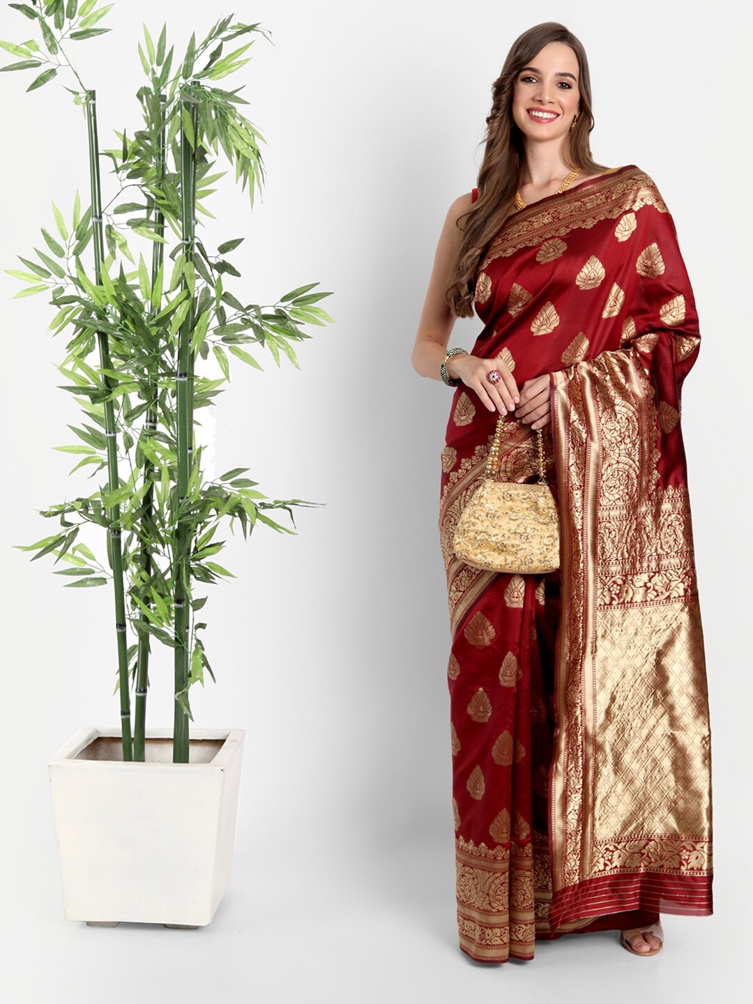 

ASPORA Maroon & Gold-Toned Woven Design Zari Silk Blend Banarasi Saree