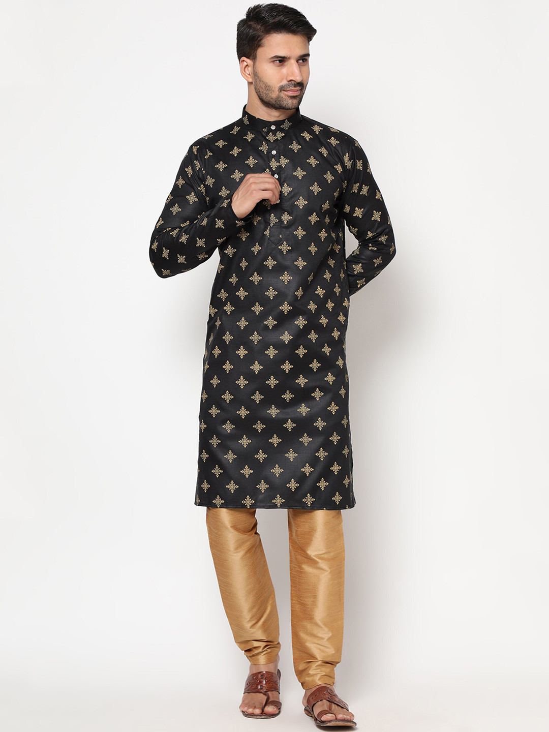 

RUDRAKSH Men Black Paisley Printed Kurta with Pyjamas