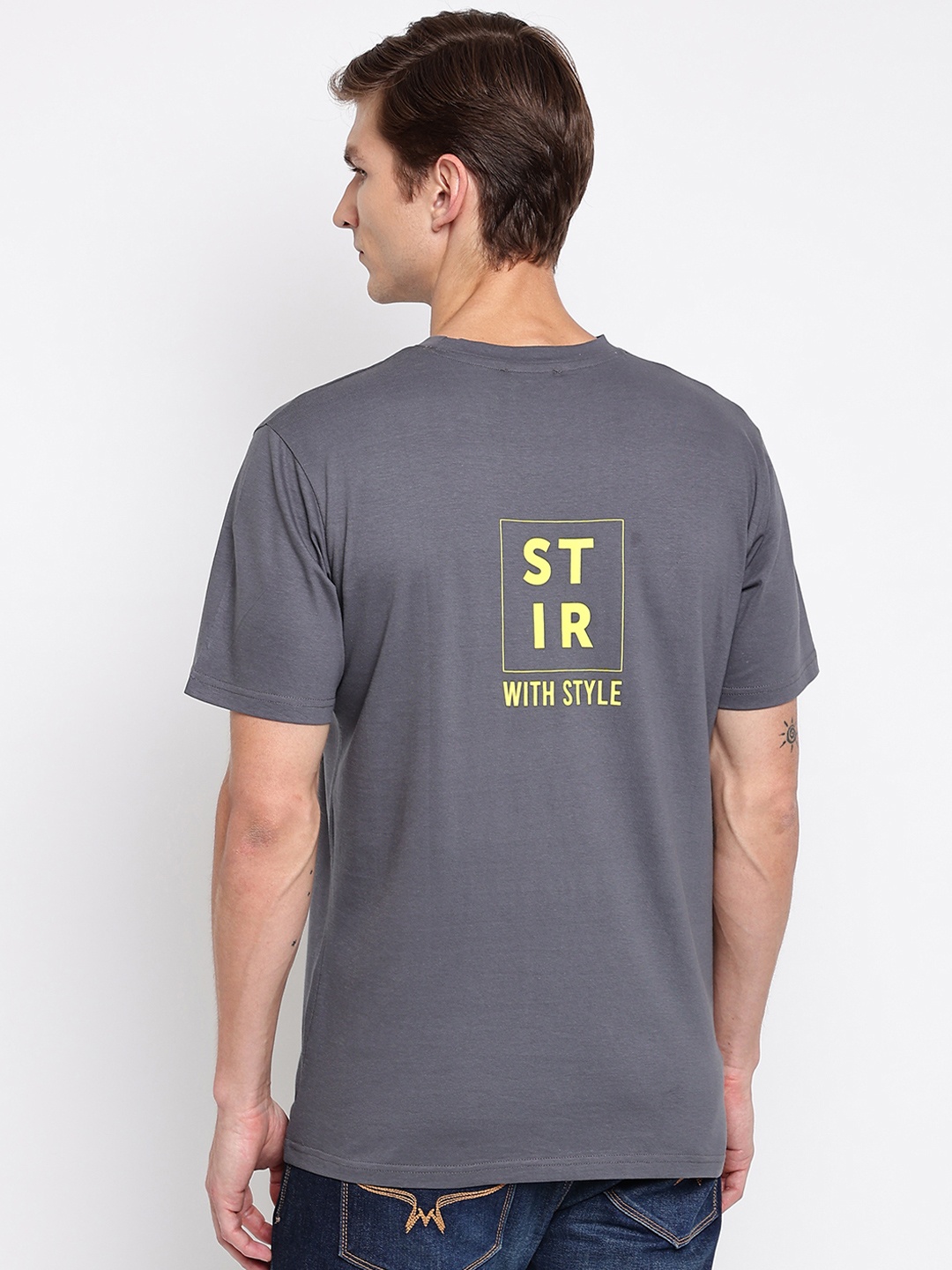 

Belliskey Men Grey & Yellow Typography Printed T-shirt