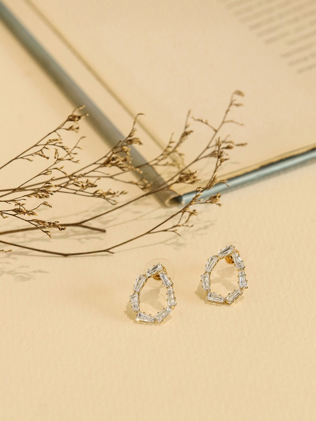 

W White Teardrop Shaped Studs Earrings