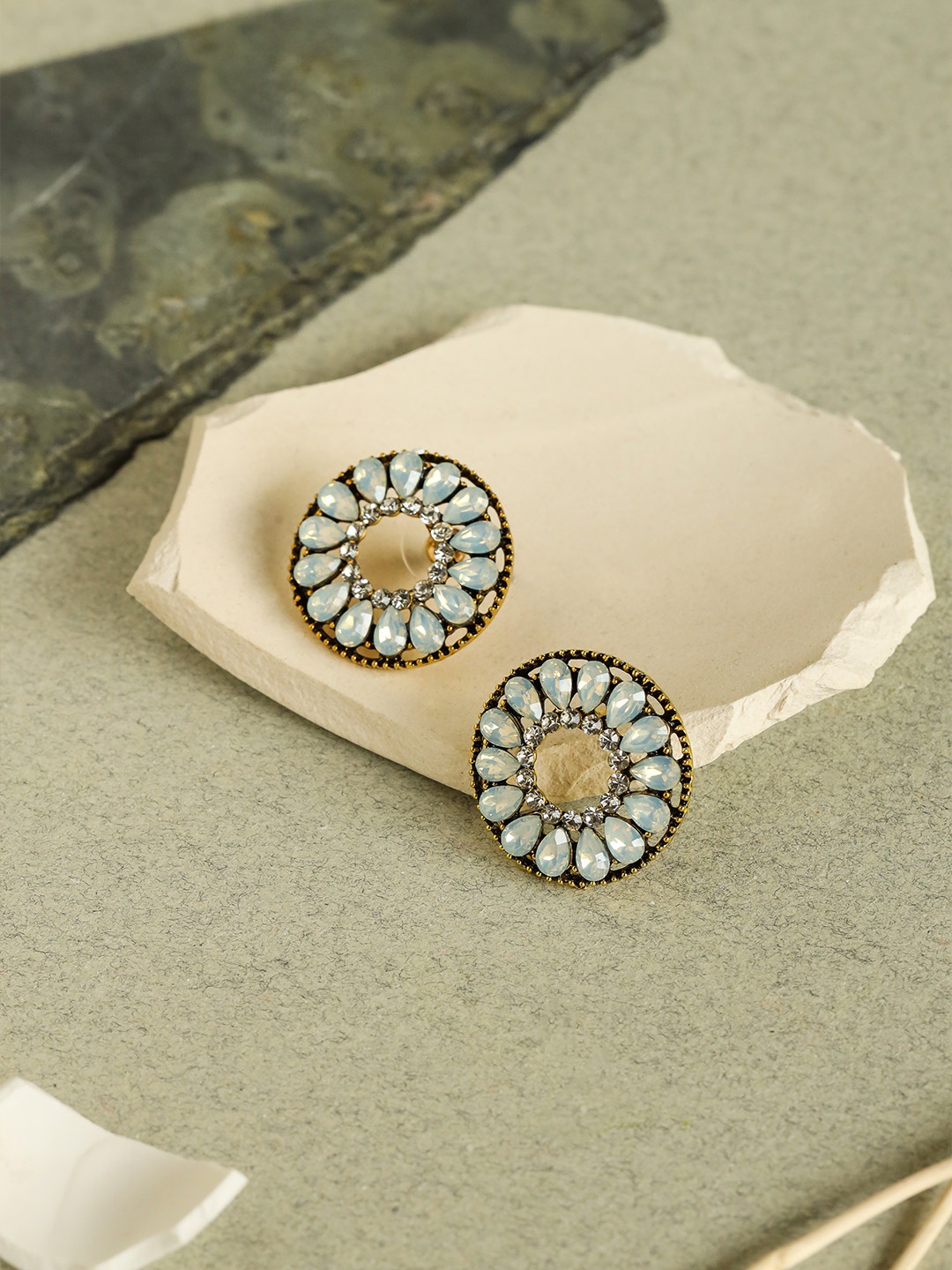 

W Green Circular Studs Earrings