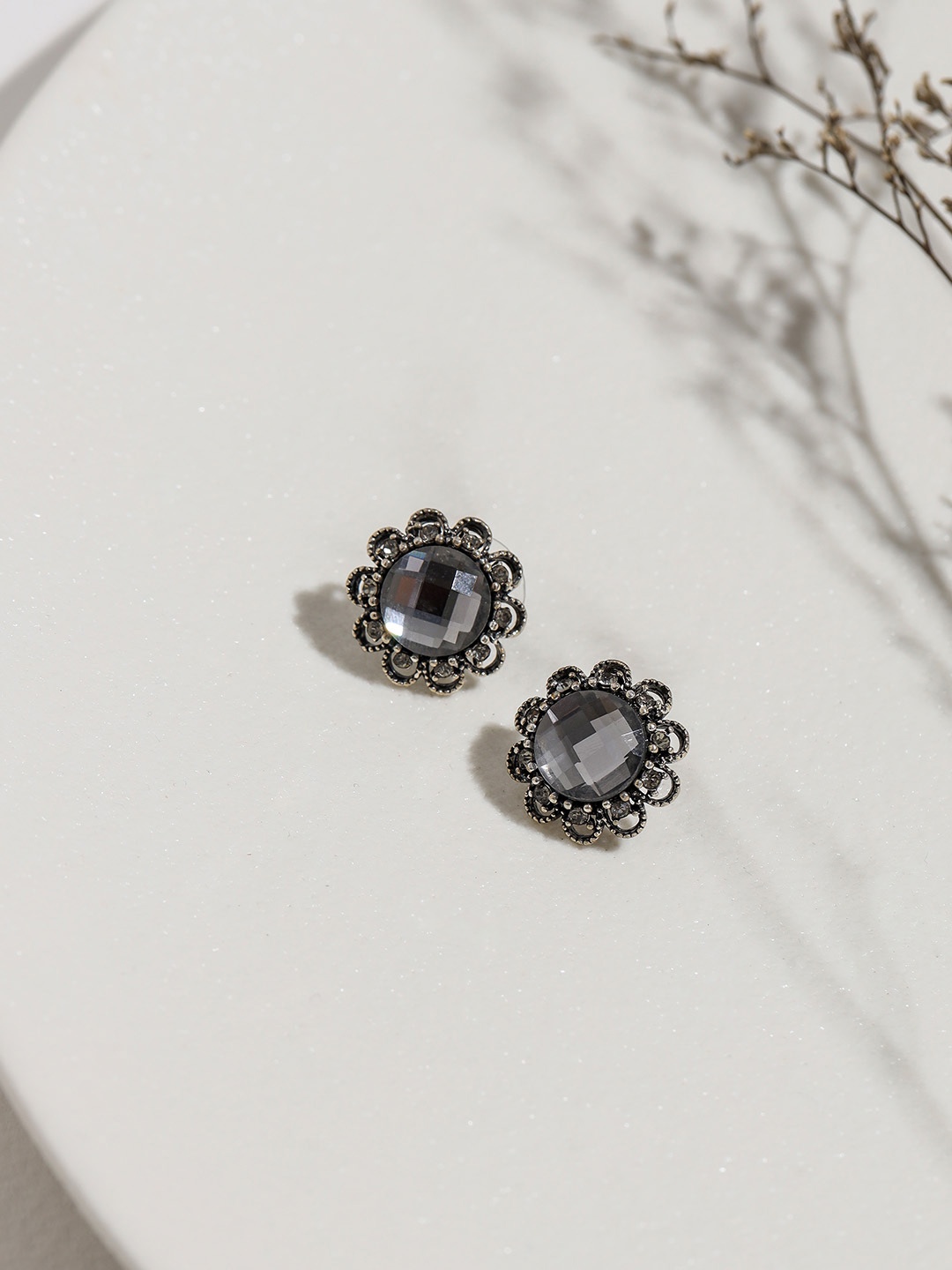 

W Black Floral Studs Earrings