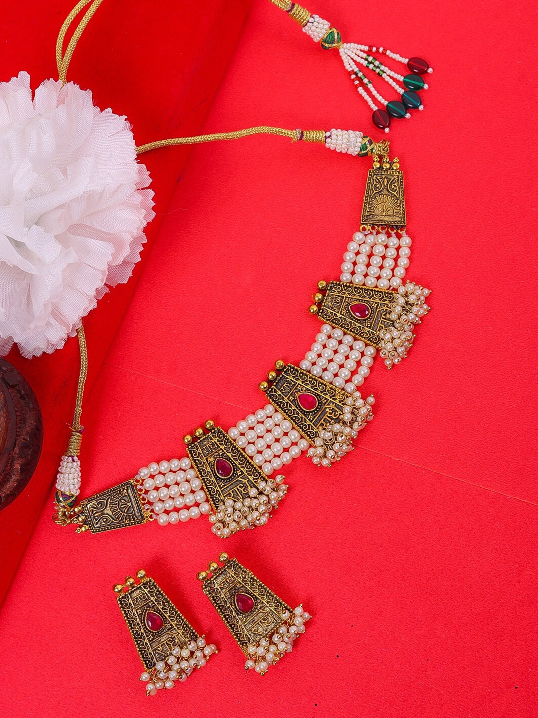 

DIVA WALK Gold-Toned & Cream-Coloured Brass Gold-Plated Handcrafted Necklace