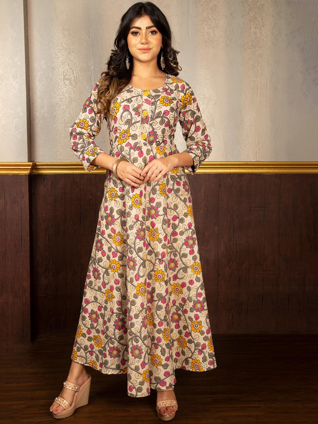 

Unnati Silks Women Cream-Coloured Floral Printed Thread Work Floral Handloom Kurta