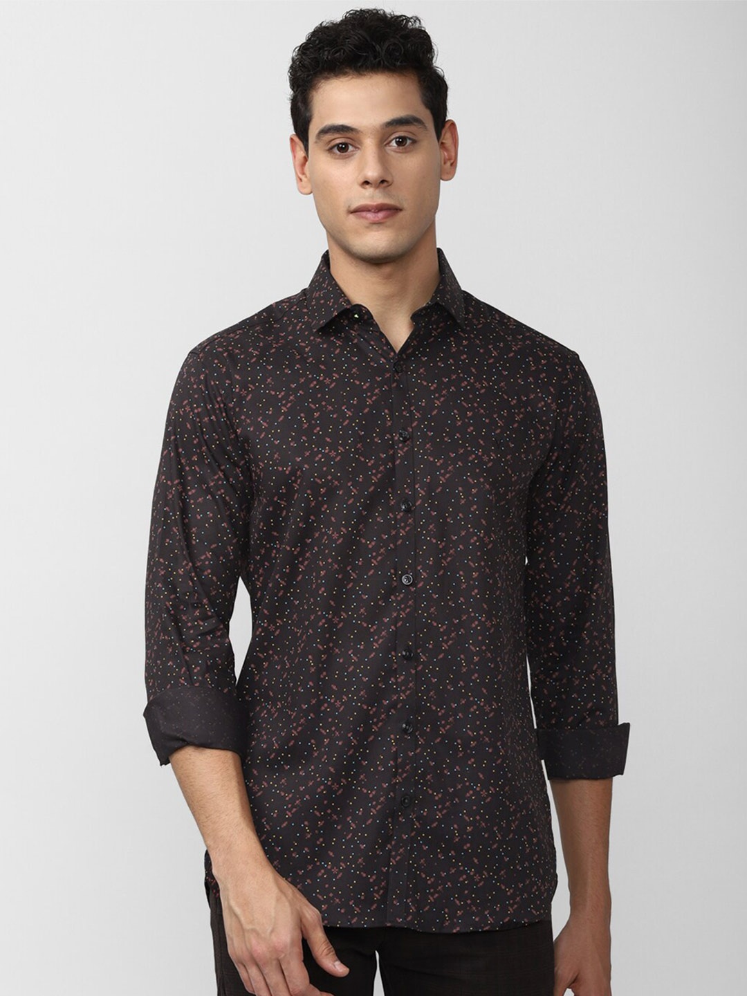 

V Dot Men Black Slim Fit Floral Printed Casual Shirt