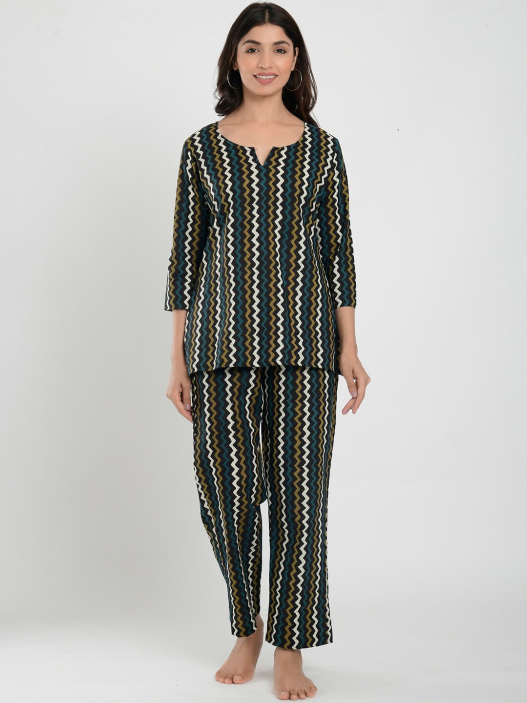 

CRAFIQA Women Black & White Printed Night suit