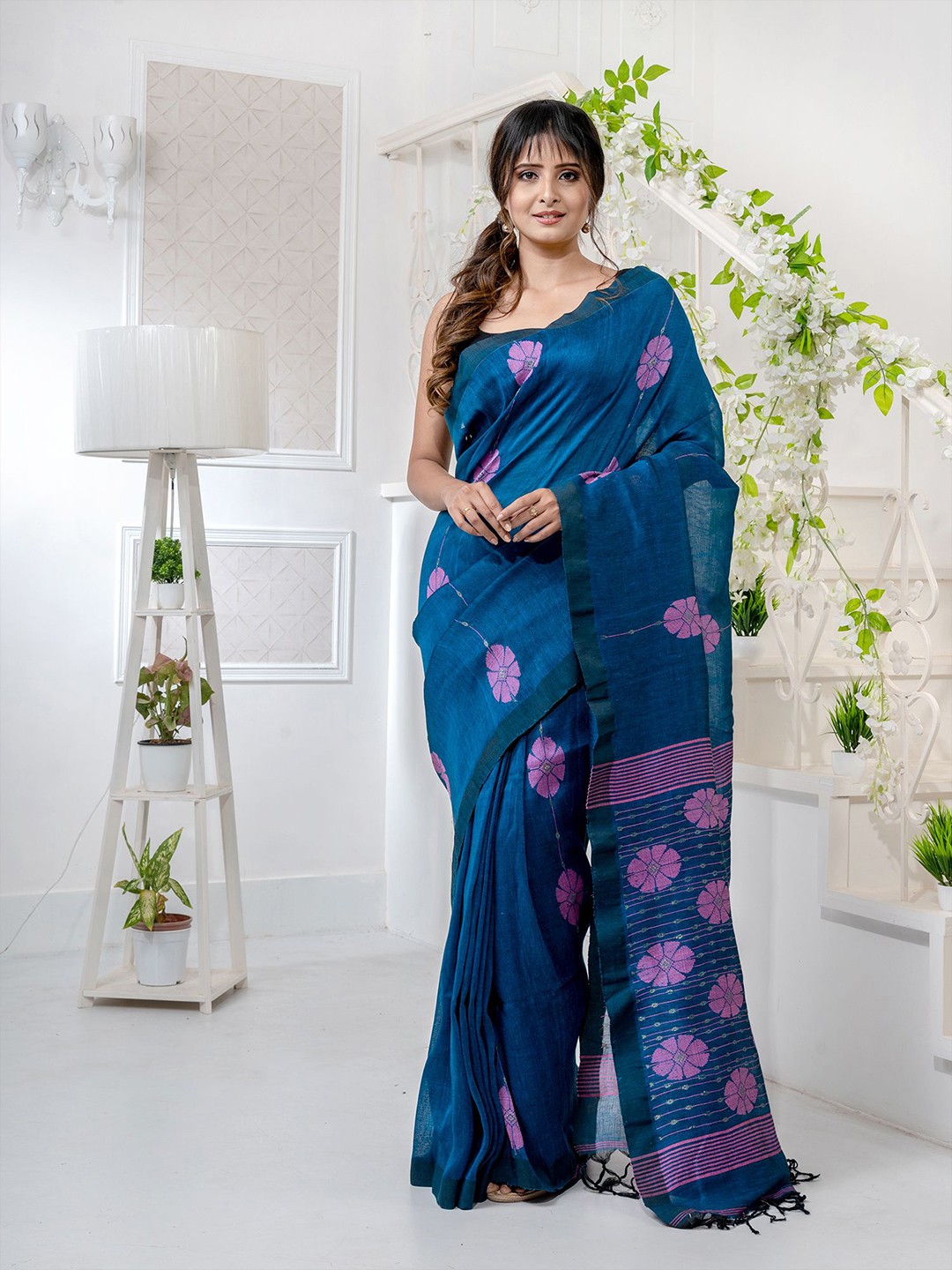 

Charukriti Teal & Blue Floral Zari Pure Linen Saree