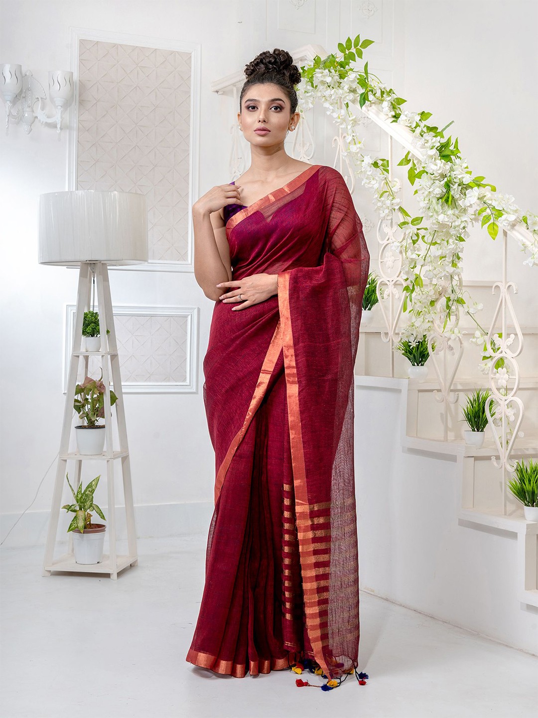 

Charukriti Red & Gold-Toned Zari Pure Linen Saree