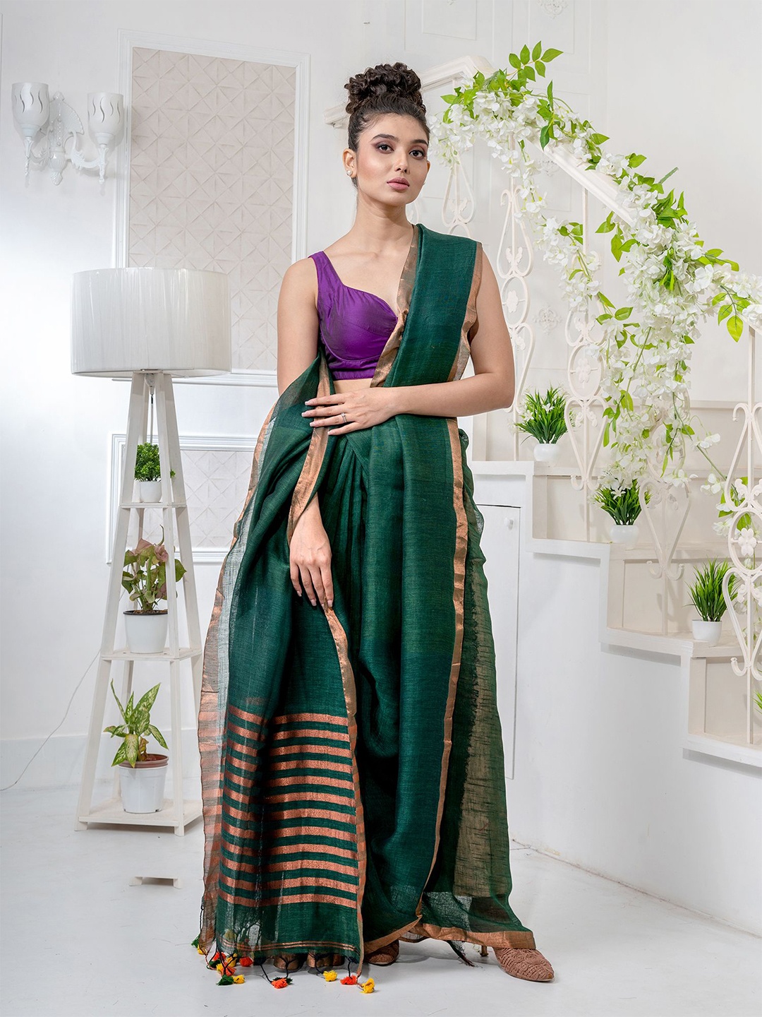 

Charukriti Green & Gold-Toned Woven Design Pure Linen Saree