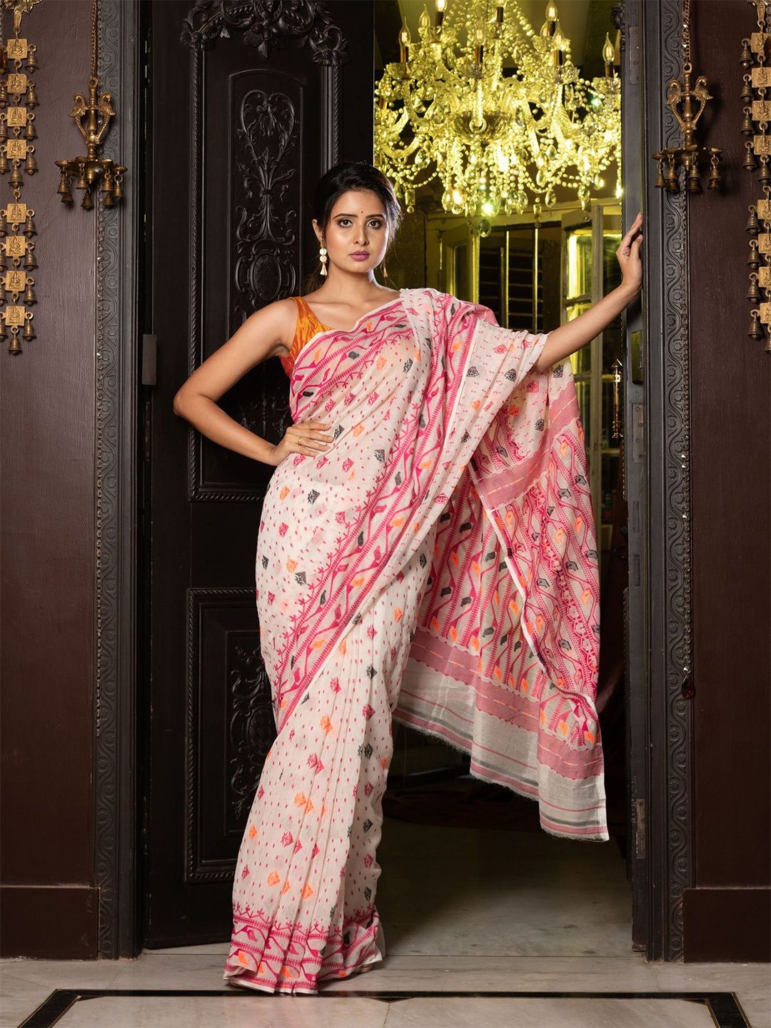 

Charukriti Off White & Pink Woven Design Silk Cotton Jamdani Saree