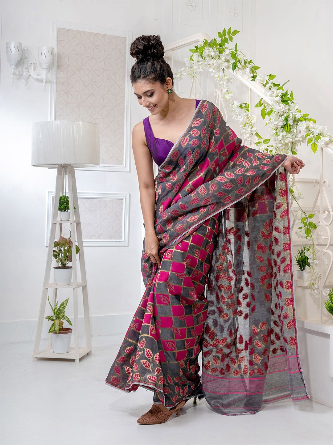 

Charukriti Grey & Pink Woven Design Silk Cotton Jamdani Saree