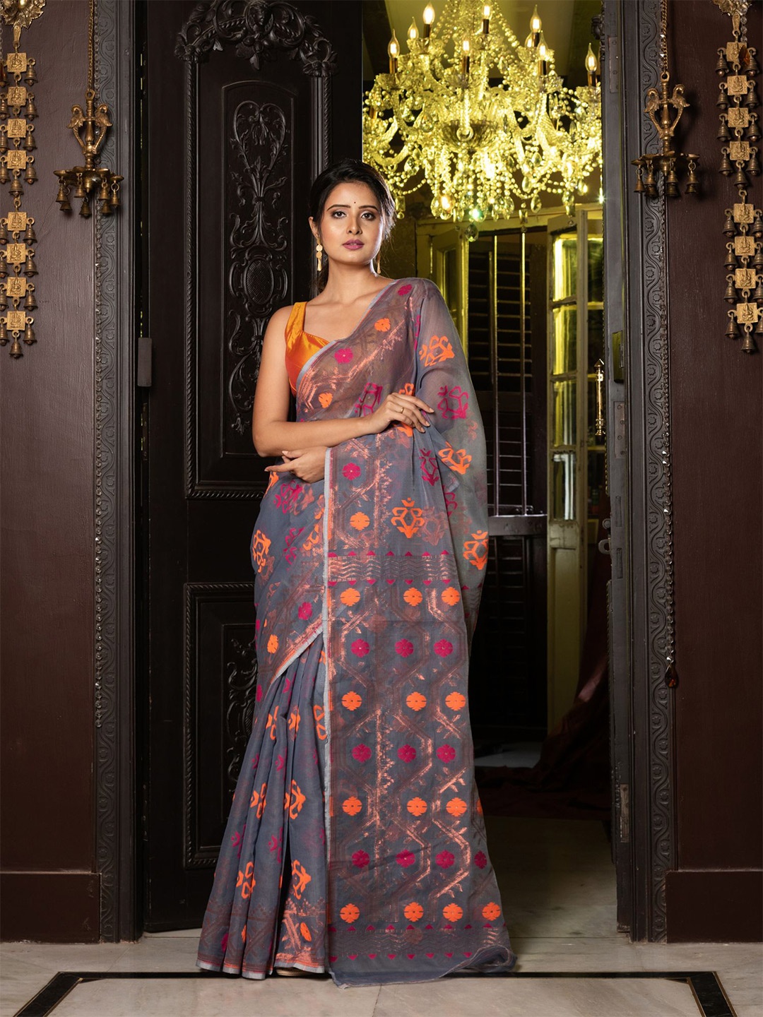 

Charukriti Grey & Pink Woven Design Silk Cotton Jamdani Saree