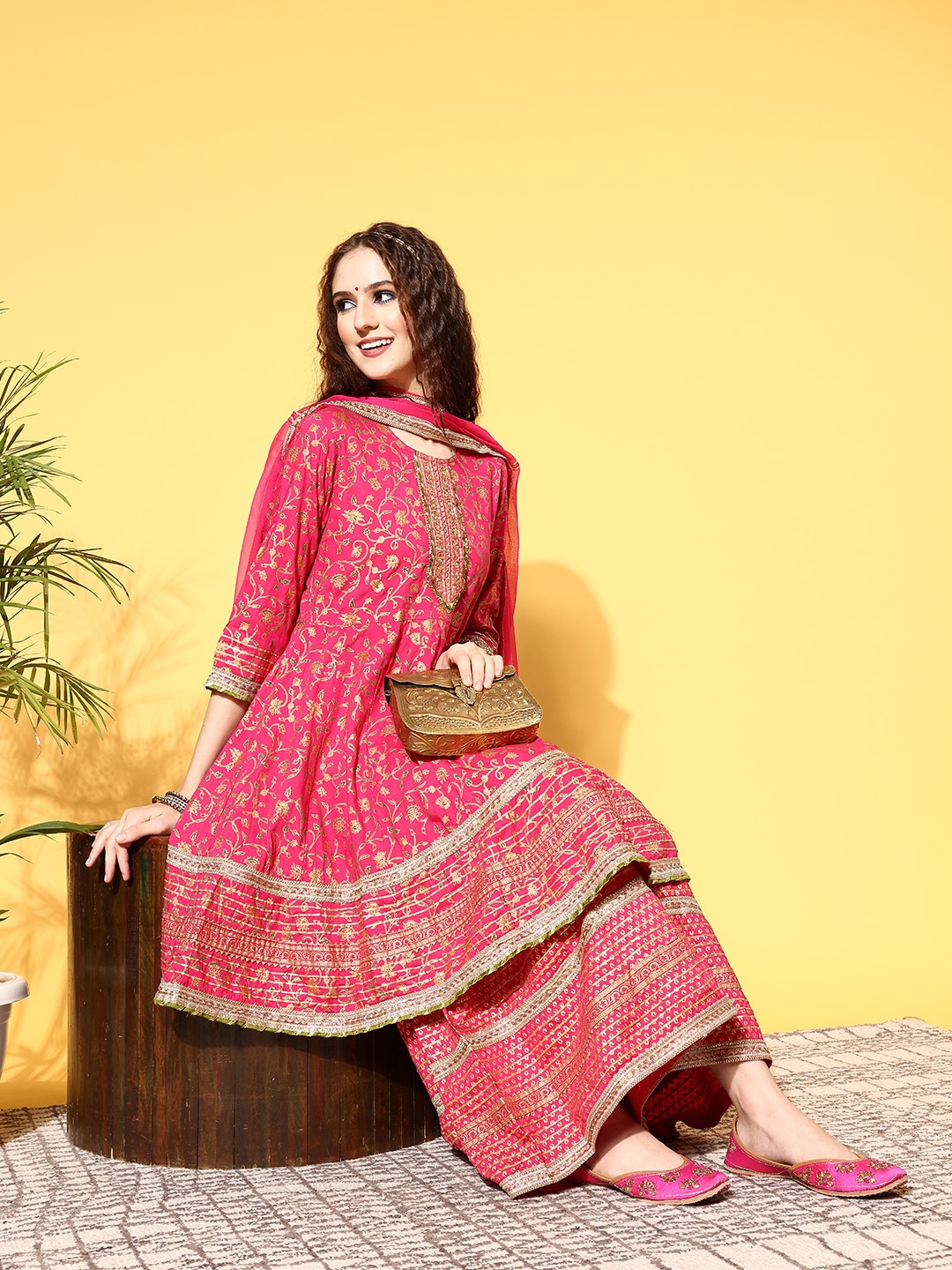 

KSUT Women Floral Viscose Rayon Print Parade Kurta Set, Fuchsia