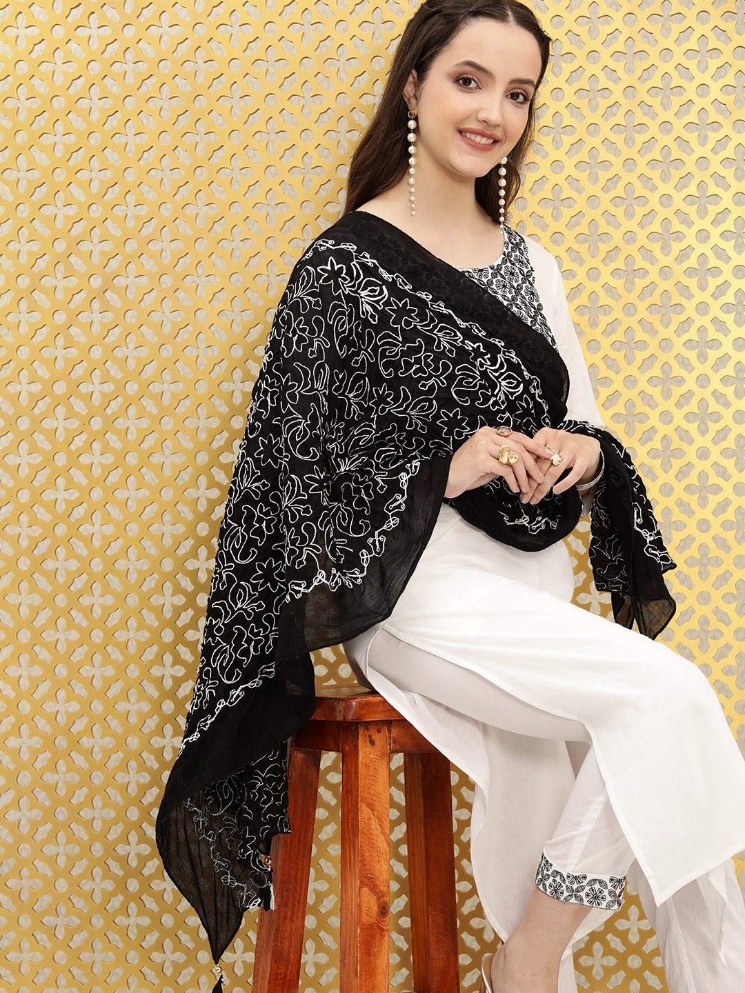 

Ode by House of Pataudi Women Black & White Embroidered Jashn Dupatta