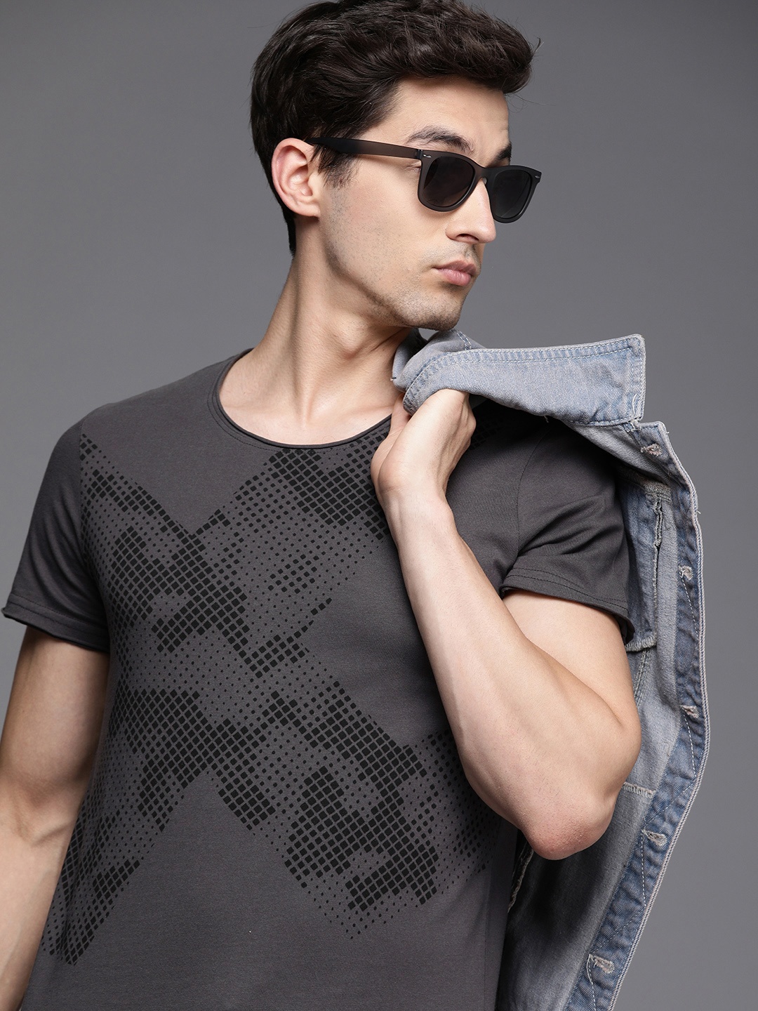 

WROGN Men Charcoal Grey Geometric Printed Pure Cotton Slim Fit T-shirt