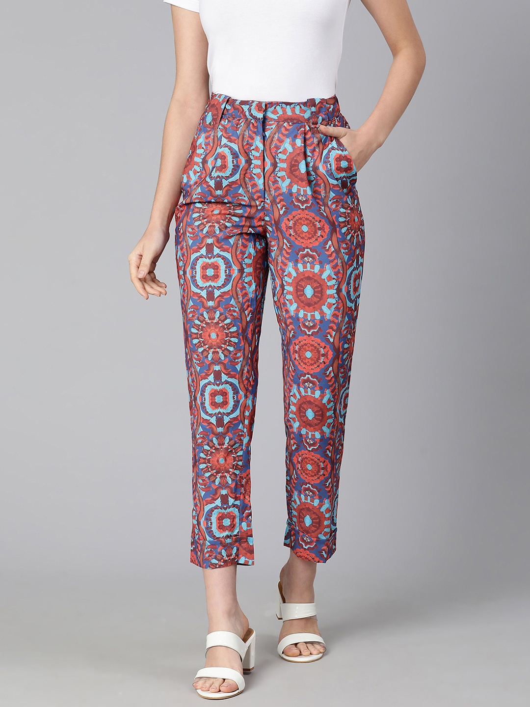 

Oxolloxo Women Blue & Red Abstract Printed Slim Fit Trousers