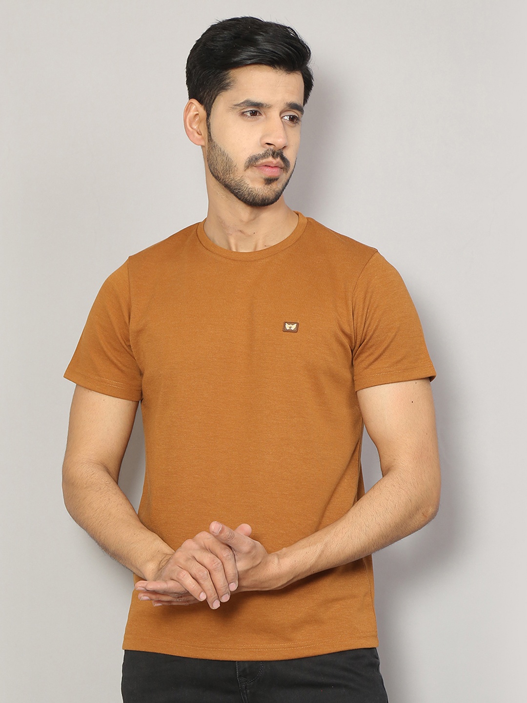 

SIAPA Men Brown V-Neck Outdoor T-shirt