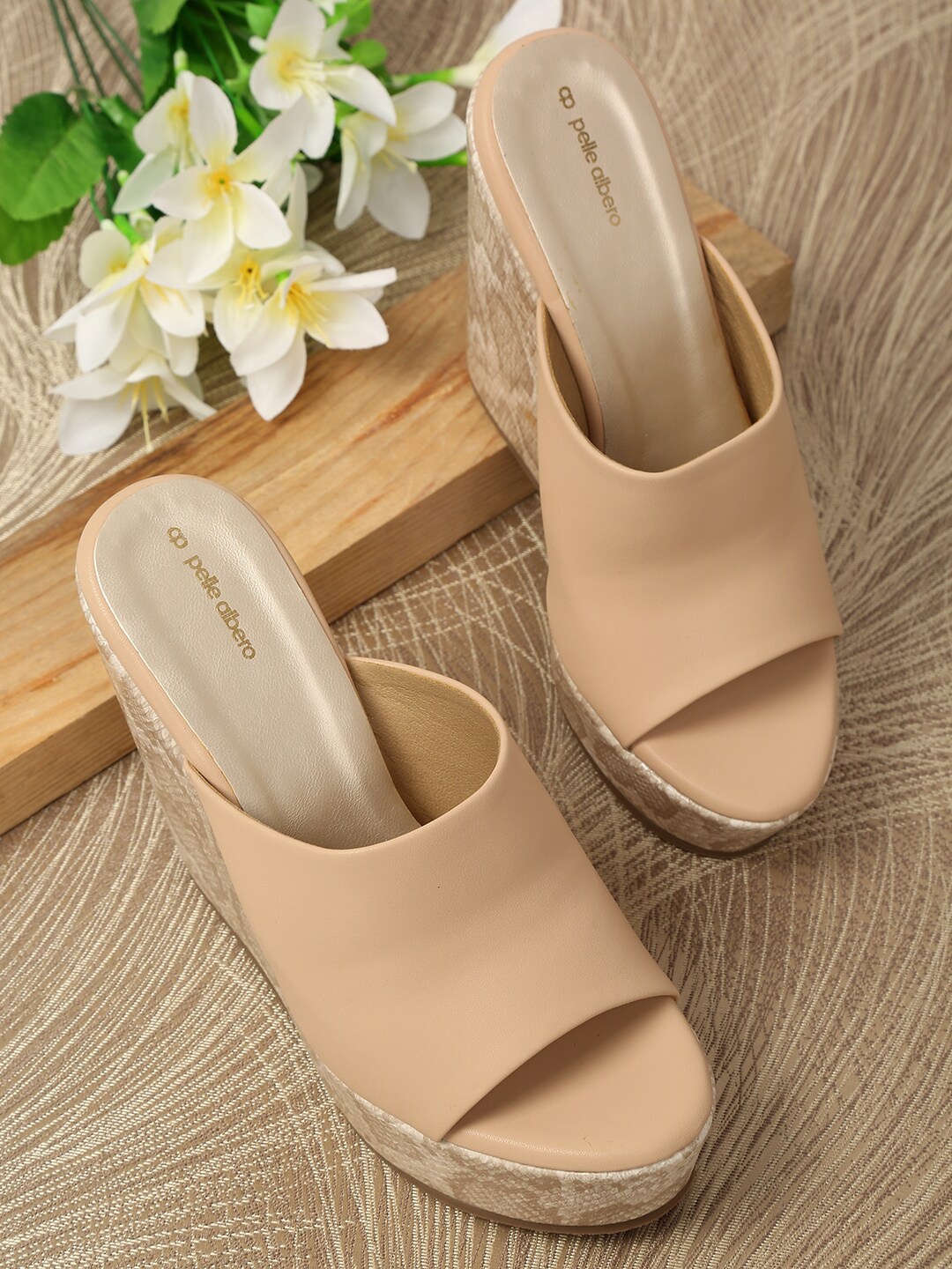 

pelle albero Beige Striped Wedge Pumps