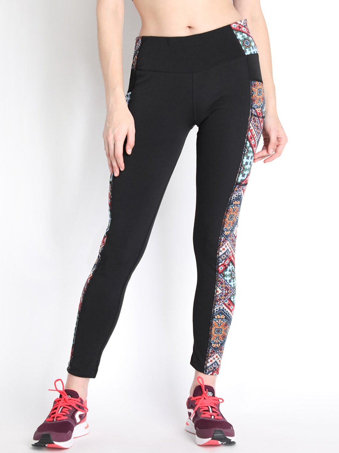 

CHKOKKO Women Black & Red Printed Gym Tights