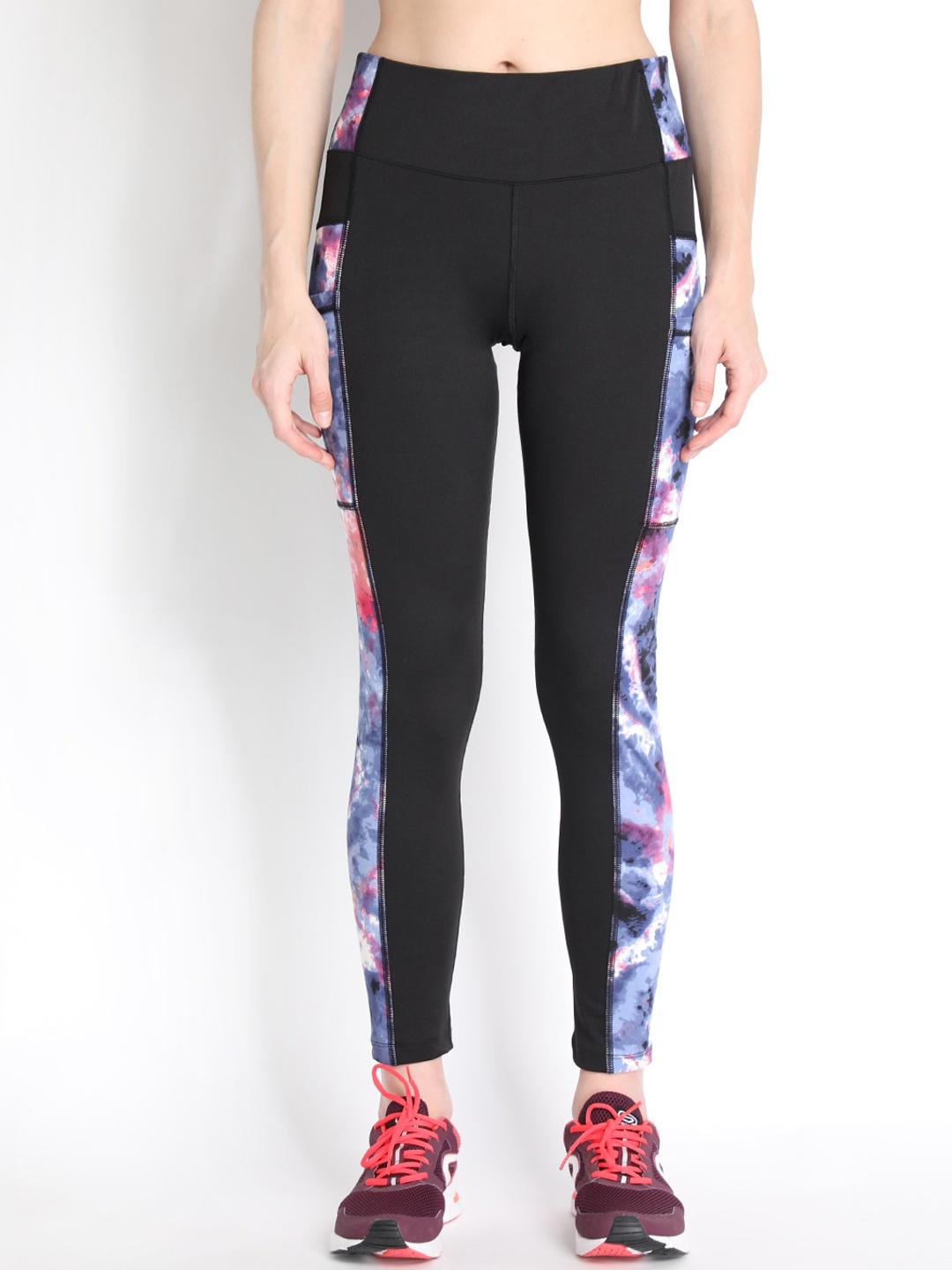 

CHKOKKO Women Black & Blue Printed Tights