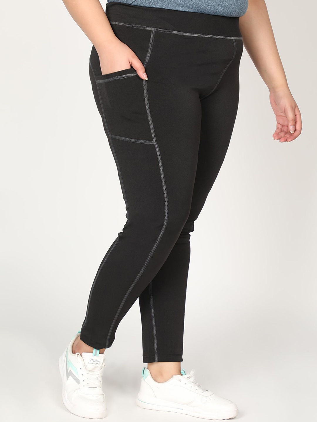 

CHKOKKO Plus Women Black Solid Skinny-Fit Training Tights