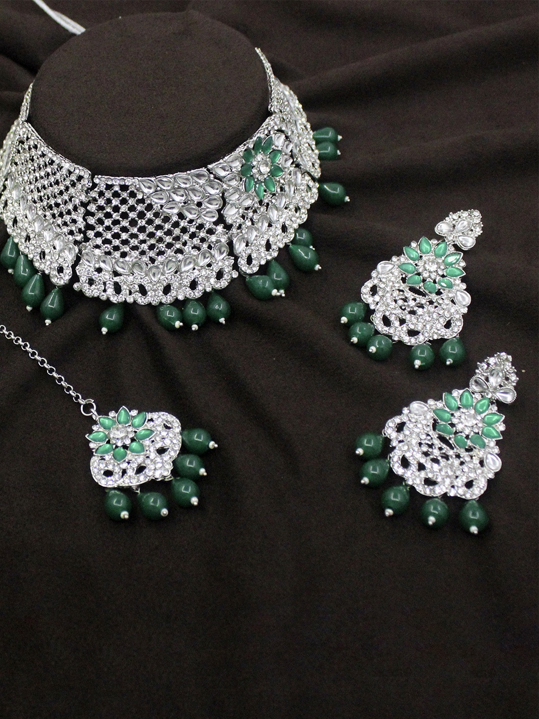 

SAIYONI Silver-Plated White & Green Kundan-Studded & Pearl Beaded Jewellery Set