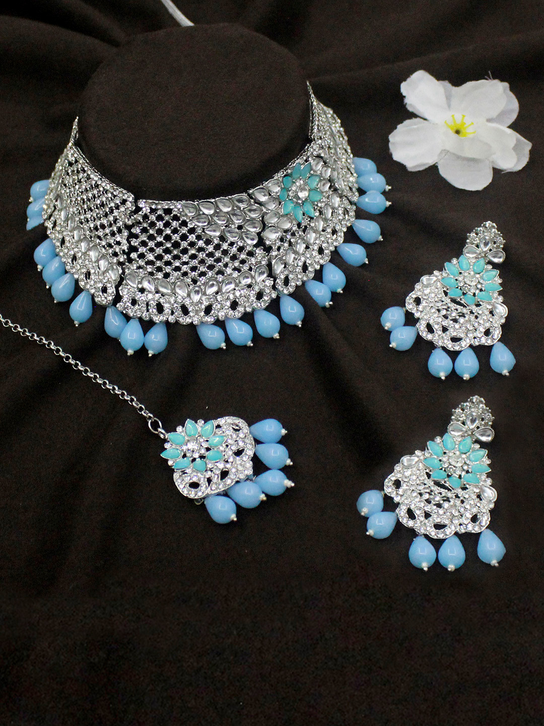 

SAIYONI Silver-Plated White & Blue Kundan-Studded & Pearl Beaded Jewellery Set