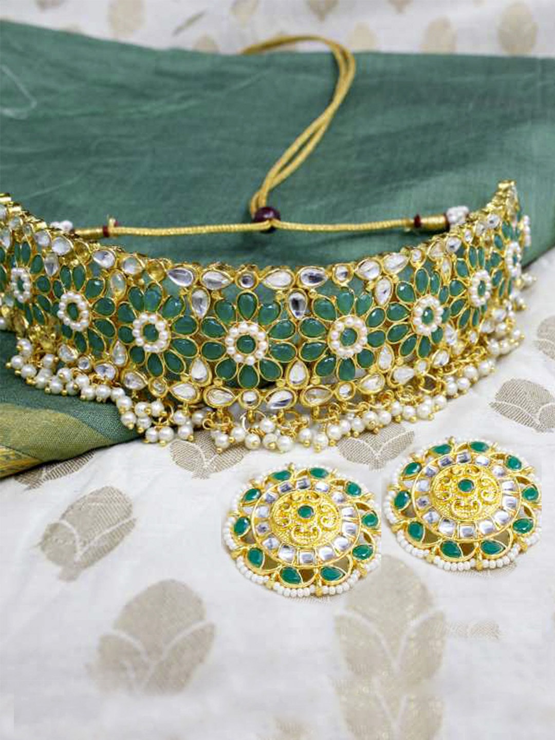 

SAIYONI Gold-Plated Green & White Kundan-Studded & Pearl Beaded Jewellery Set