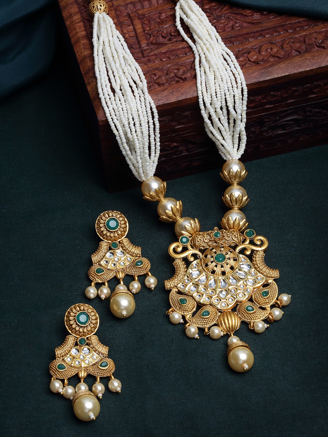 

PANASH Gold-Plated White Kundan-Studded & Beaded Handcrafted Jewellery Set