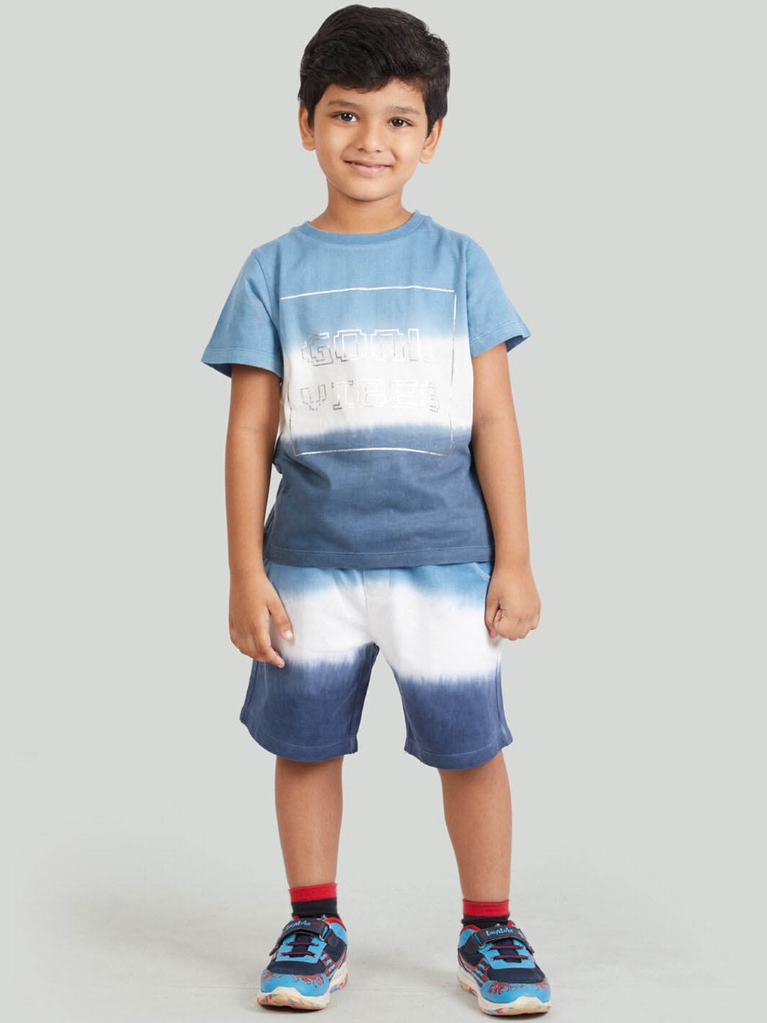 

Zalio Boys Blue & White Printed T-shirt with Shorts
