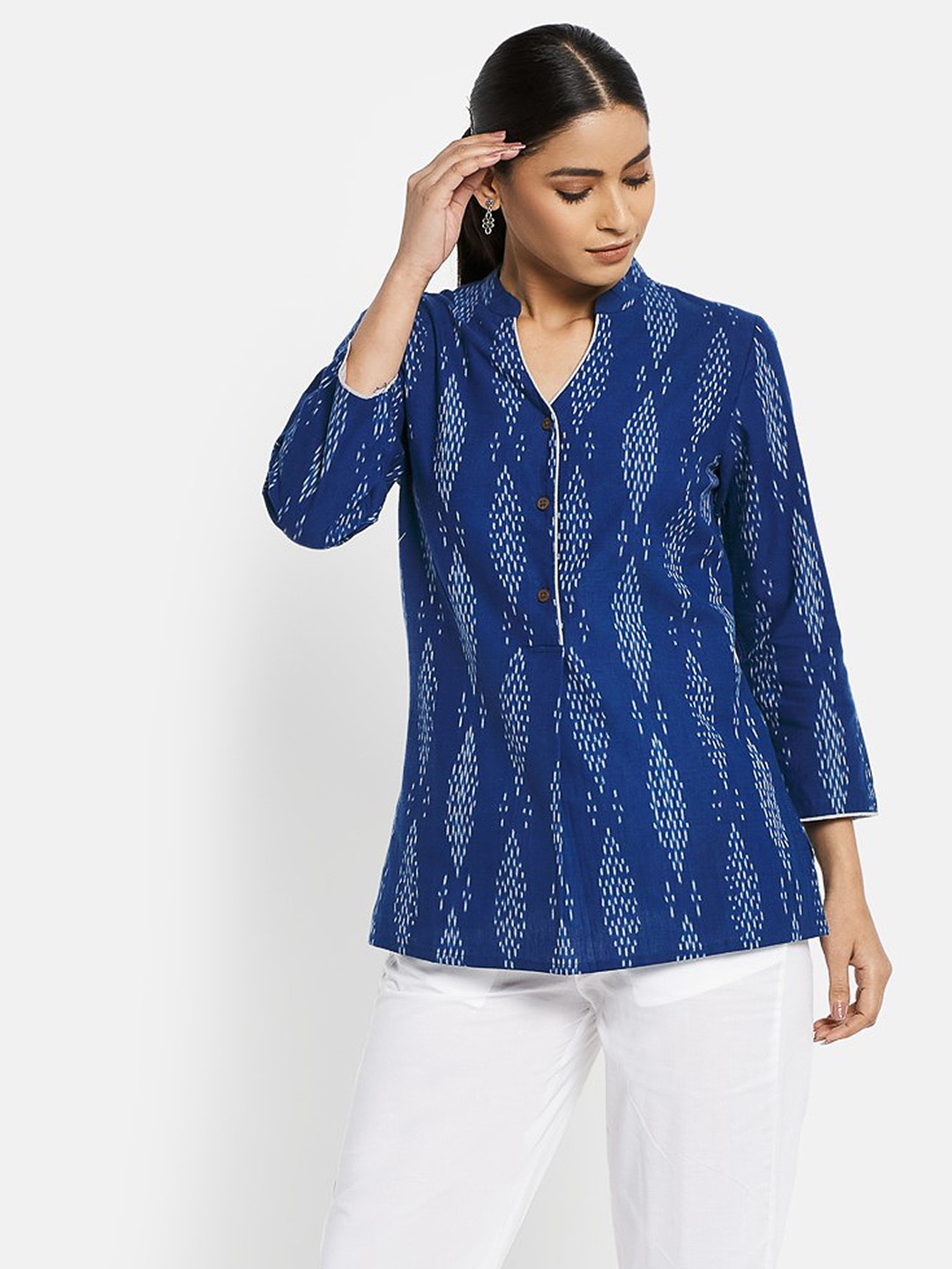 

Fabindia Navy Blue & White Geometric Printed Pure Cotton Kurti