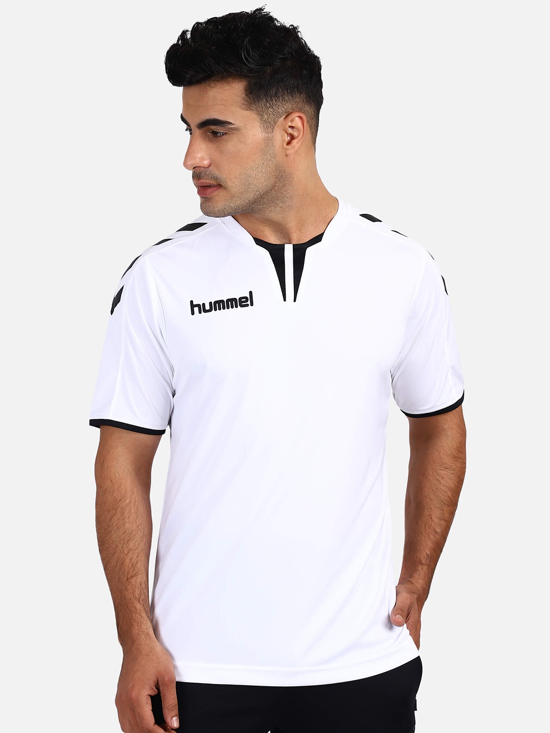 

hummel Men White Slim Fit T-shirt