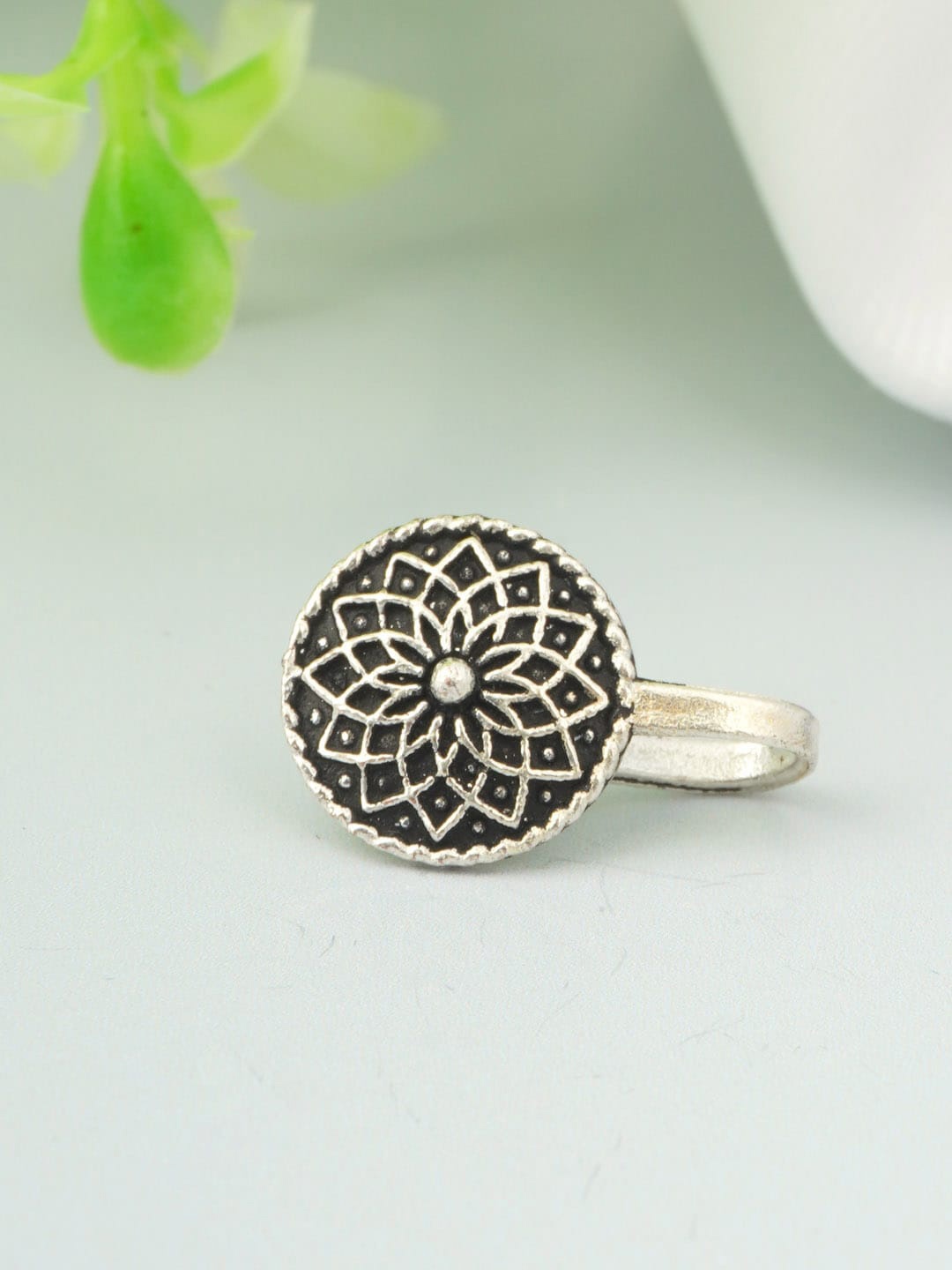 

Urmika Silver-Toned Oxidized Nosepin