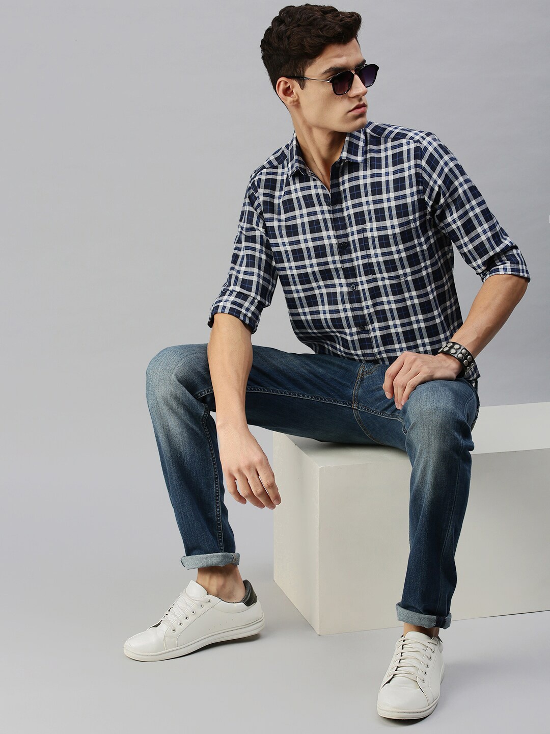 

Sanwara Men White Straight Slim Fit Tartan Checks Checked Casual Shirt
