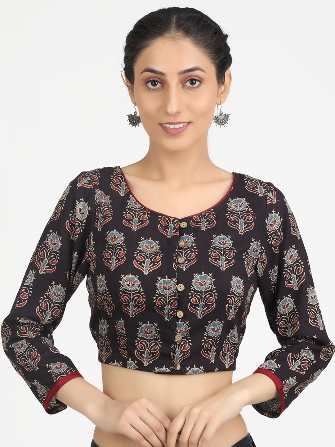 

Llajja Women Black & Red Printed Pure Cotton Saree Blouse