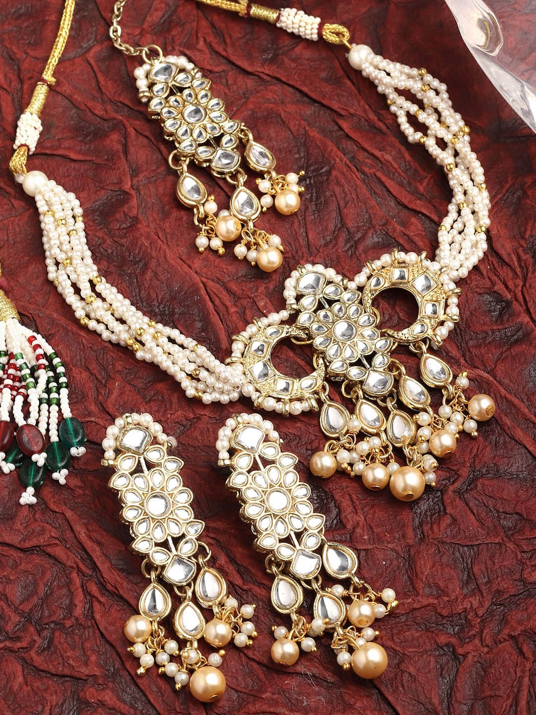 

KARATCART Gold-Plated White Kundan Studded & Pearl Beaded Jewellery Set