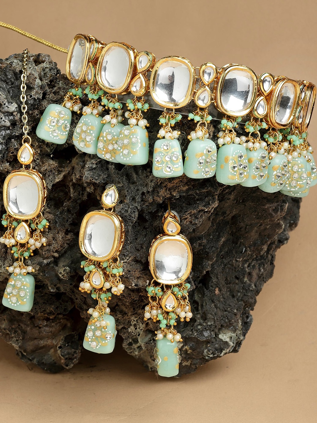 

KARATCART Gold-Plated Lime Green White Kundan Studded & Pearl Beaded Jewellery Set